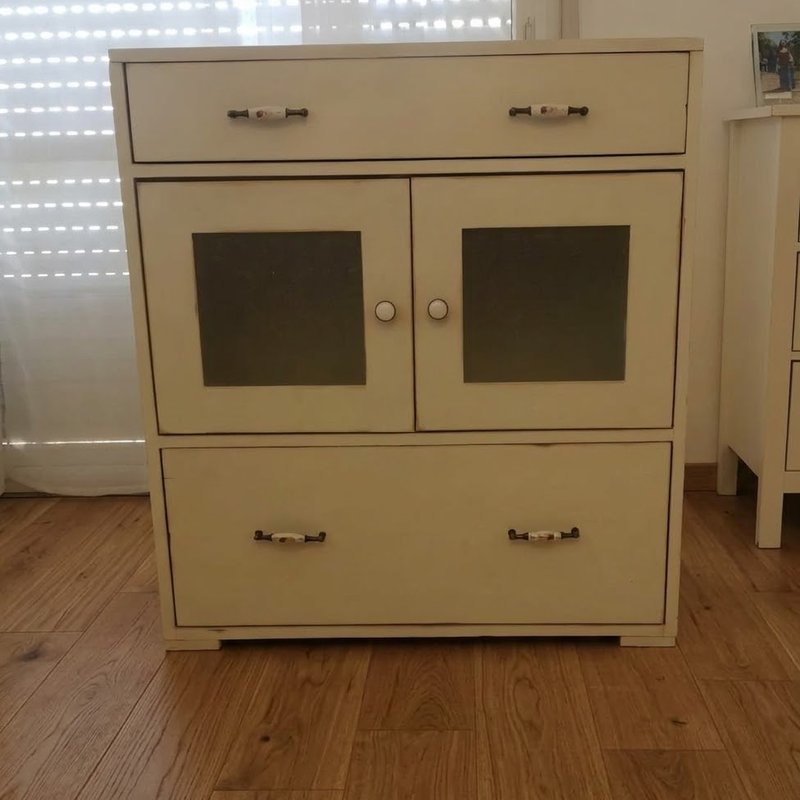 ארונית שמנת עם מגירות ודלתות זכוכית