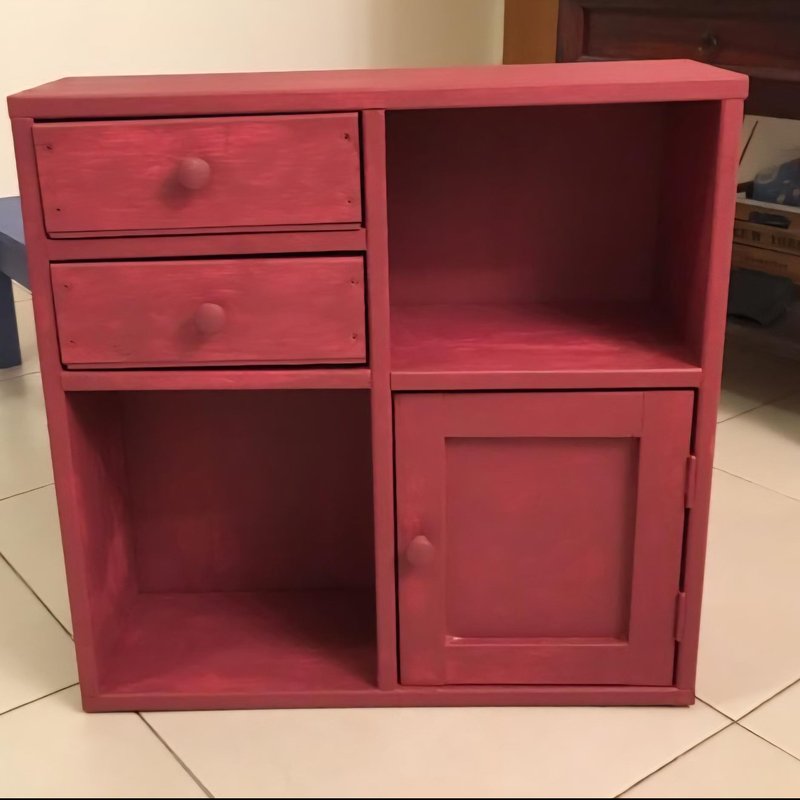 ארונית אדומה עם מגירות, תאים פתוחים ודלת