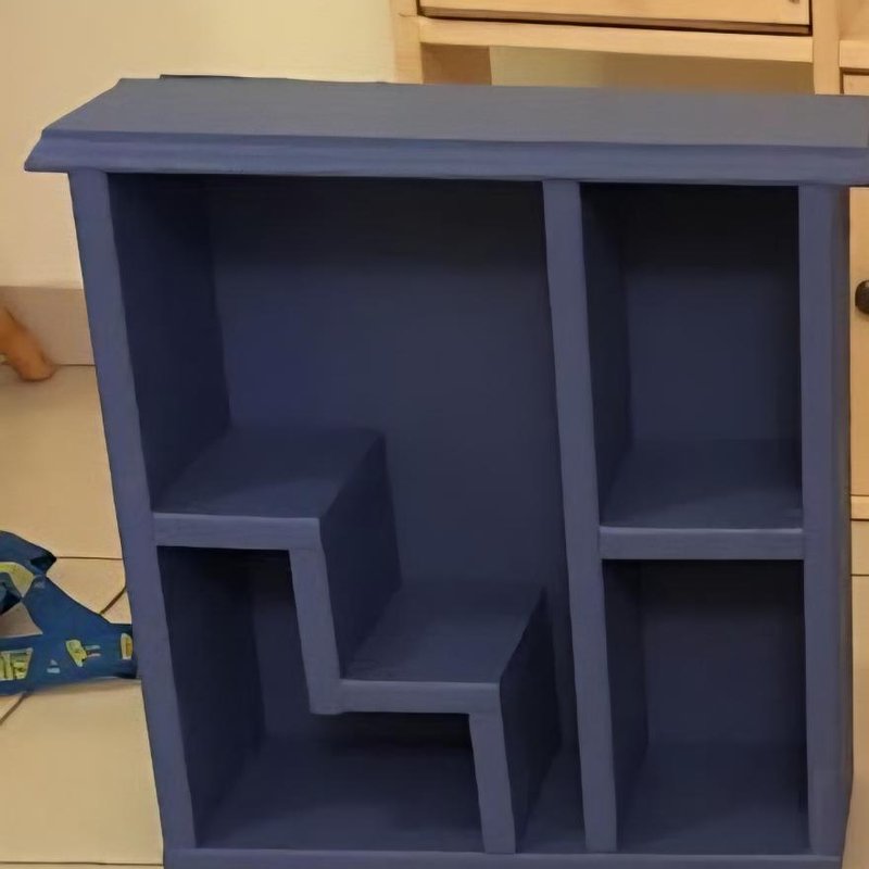 יחידת מדפים כחולה עם מדרגה