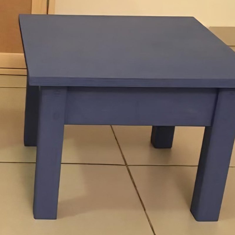 שולחן קטן כחול